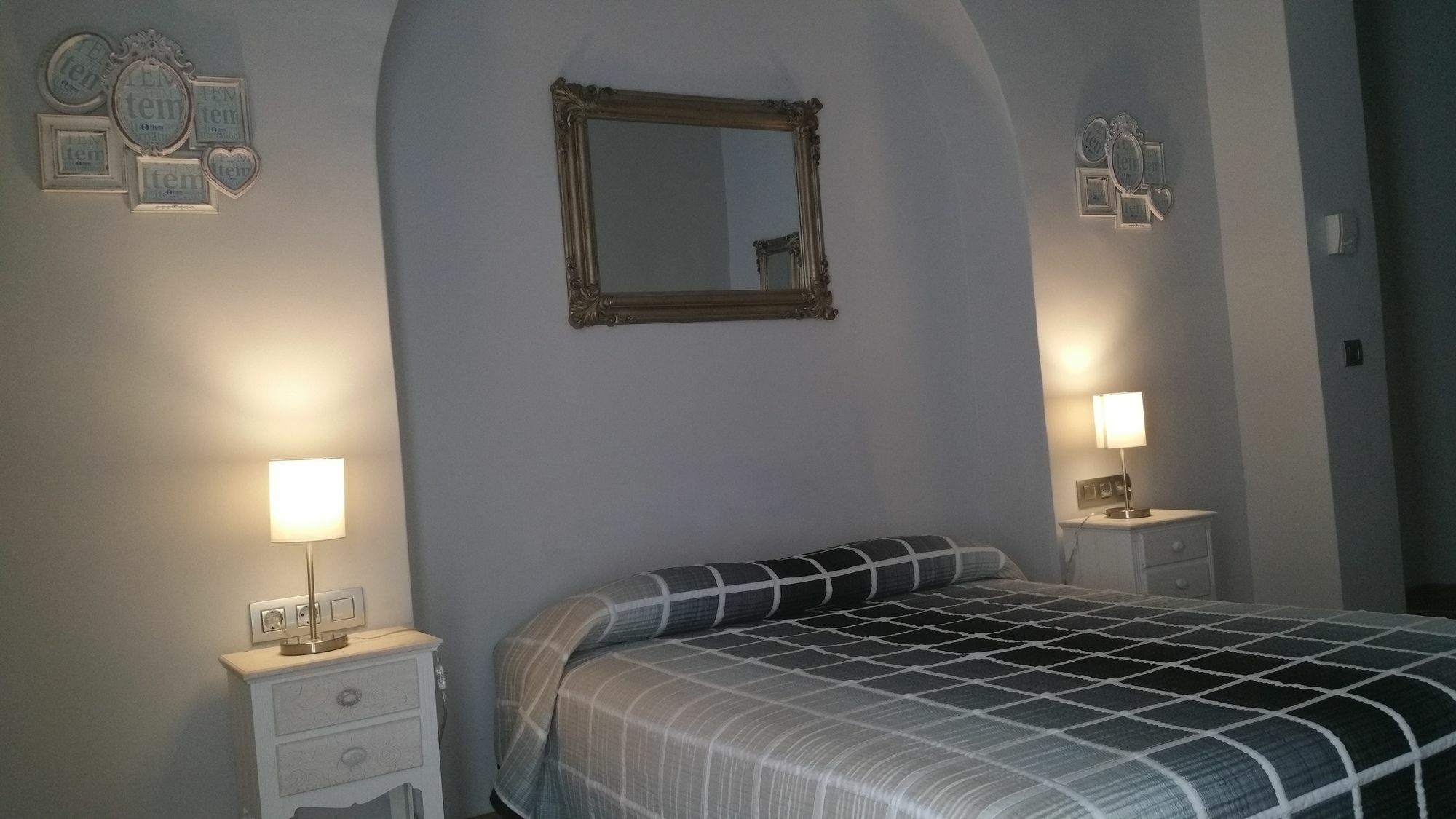 Hostal Mimi Las Ramblas Барселона Екстер'єр фото