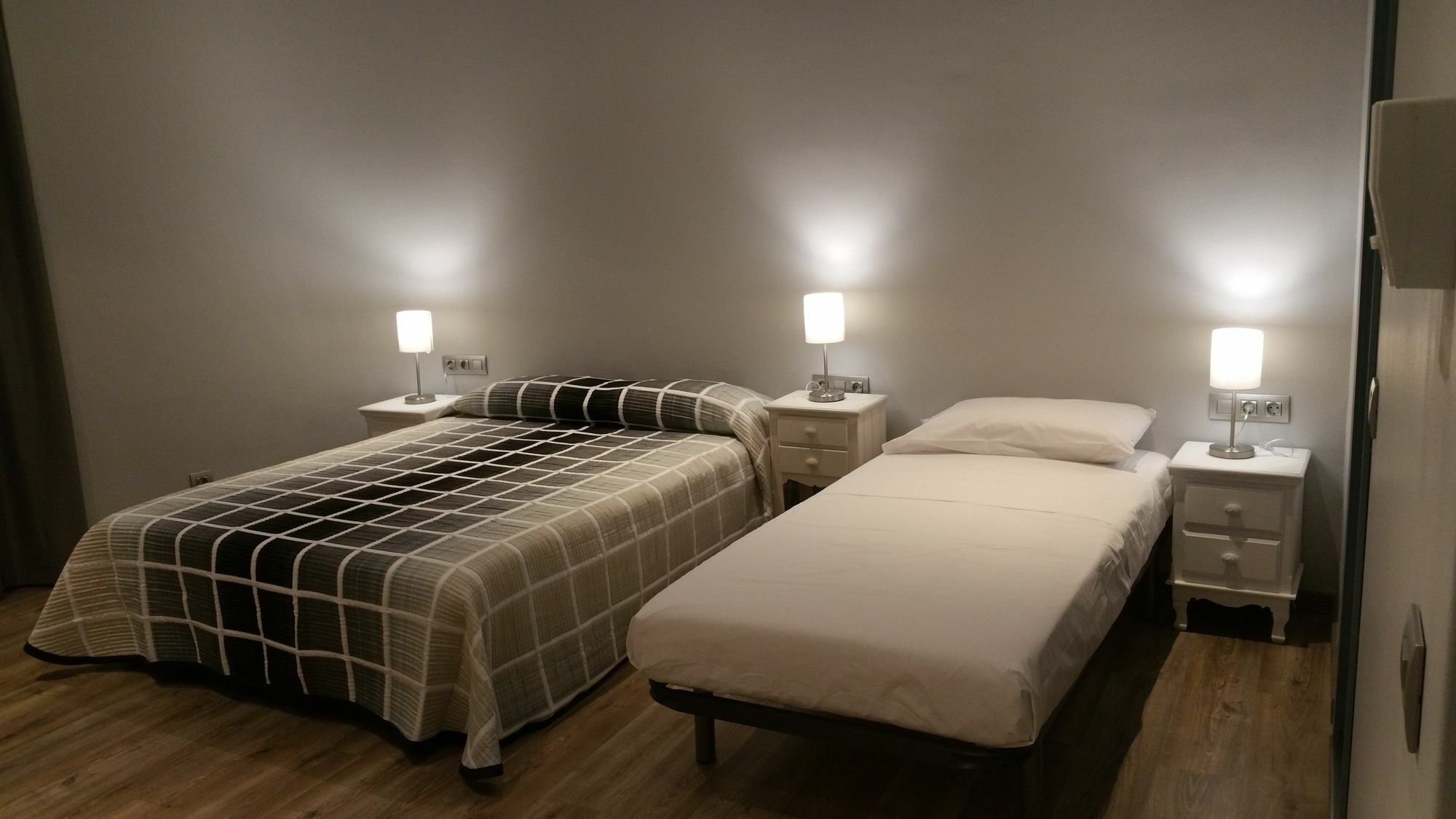 Hostal Mimi Las Ramblas Барселона Екстер'єр фото