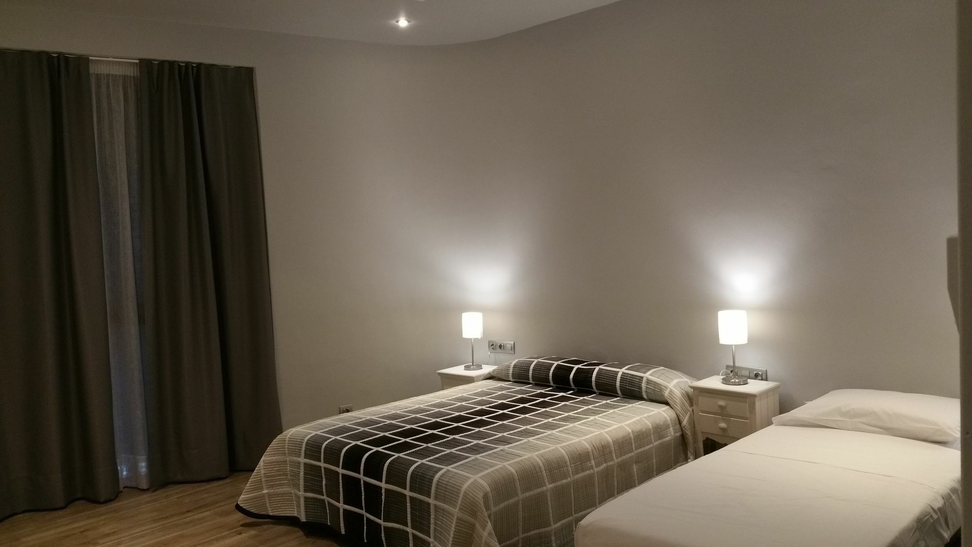 Hostal Mimi Las Ramblas Барселона Екстер'єр фото